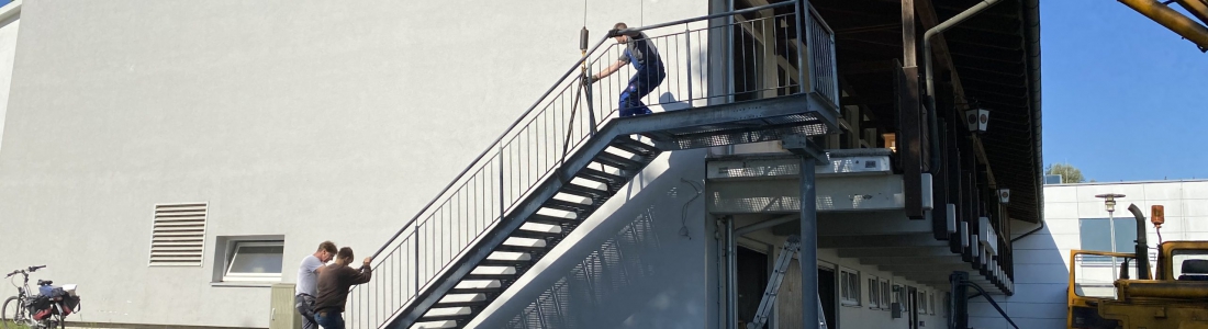 Fluchttreppe ausgetauscht – Umbau am Sportheim geht vor