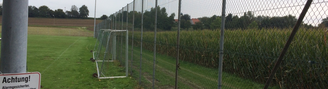 Zaun rund um den Trainingsplatz von Grund auf erneuert