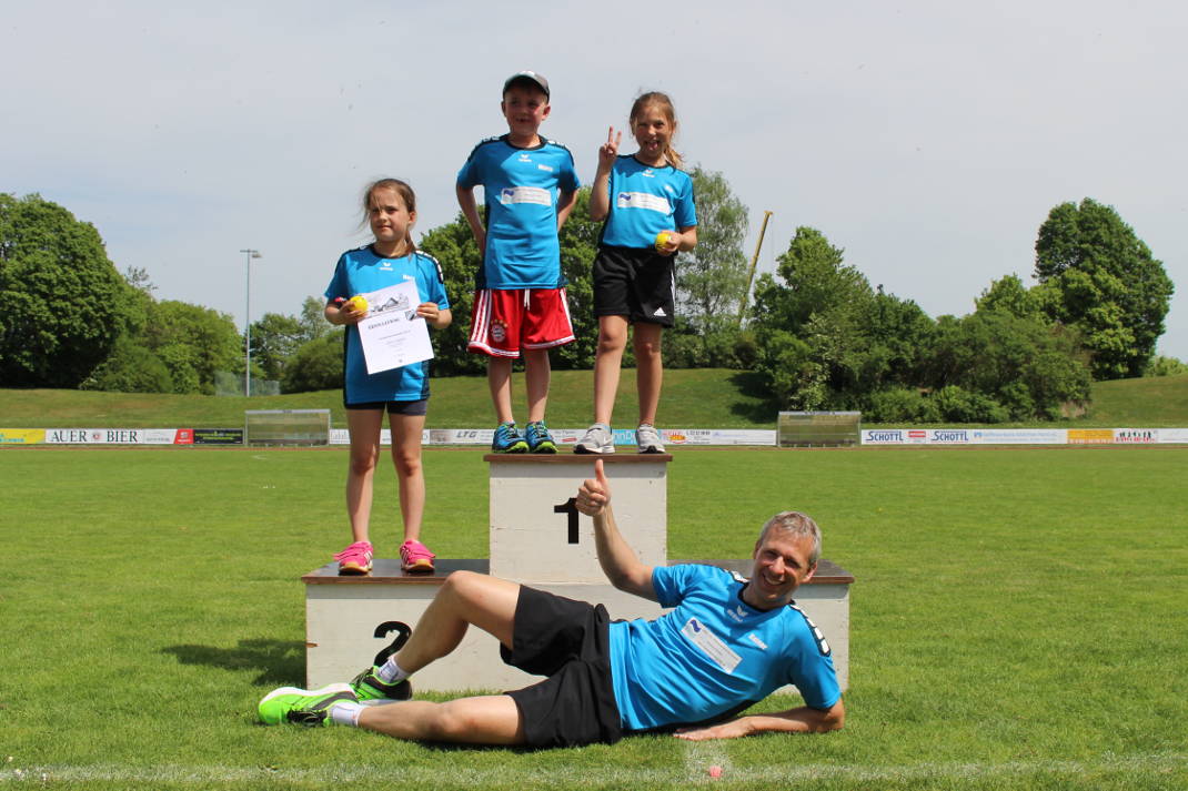 Röhrmooser Leichtathleten stehen auf dem Siegerpodest beim Vierkampf der Kinderleichtathletik